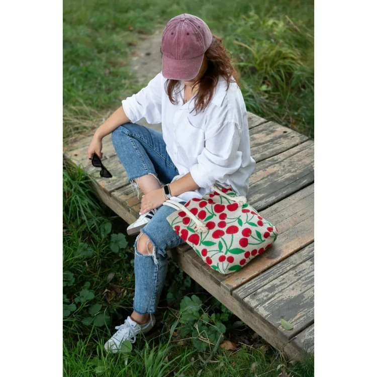 Torebka dziana na ramię, beżowa w wisienki Regnis